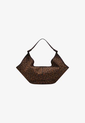 La bolsa de estampado de leopardo presenta un suave tejido marrón con un diseño estructurado y angular, y un solo asa superior que resalta los bordes definidos.