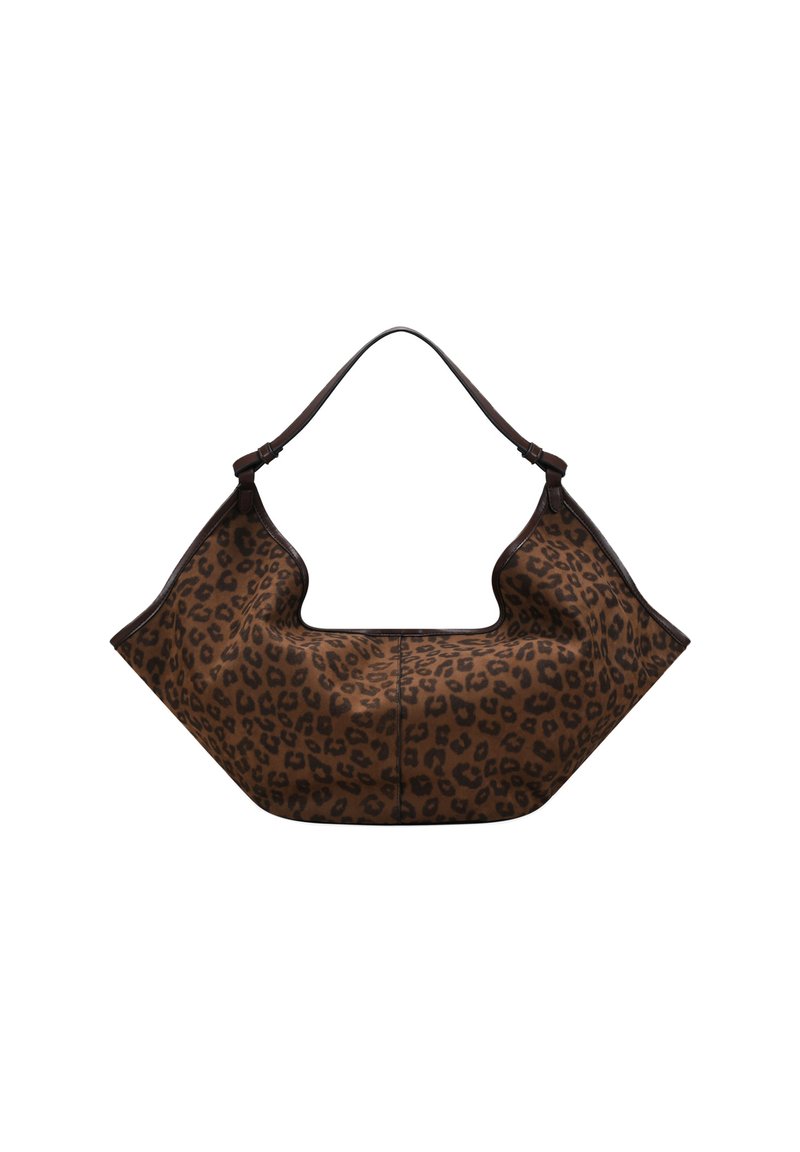 La bolsa de estampado de leopardo presenta un suave tejido marrón con un diseño estructurado y angular, y un solo asa superior que resalta los bordes definidos.