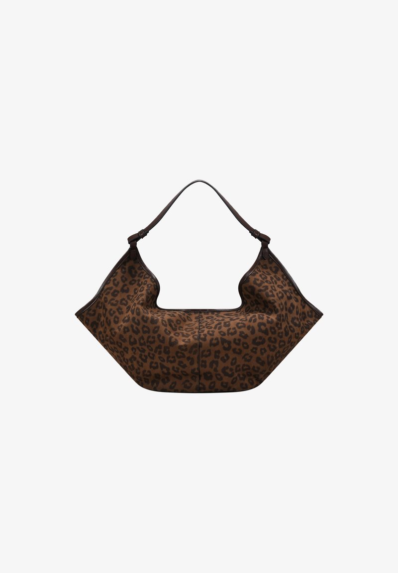 La bolsa de estampado de leopardo presenta un suave tejido marrón con un diseño estructurado y angular, y un solo asa superior que resalta los bordes definidos.