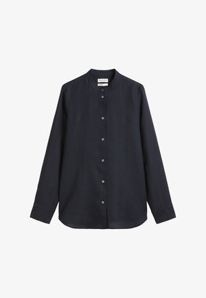 Granatowa koszula z długim rękawem, okrągłym kołnierzykiem, zapinana na guziki, o gładkiej fakturze. Posiada srebrne guziki i luźny krój.