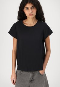 T-shirt nera a maniche corte con scollatura rotonda e vestibilità comoda, realizzata in un tessuto leggero con una texture liscia.