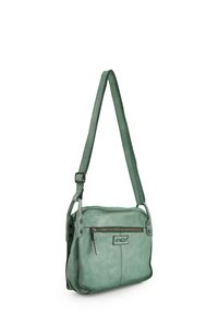 Grüne Leder-Schultertasche mit verstellbarem Tragegurt, ausgestattet mit einer Frontreißverschlusstasche und glatter Textur. Markenlogo auf der Vorderseite angebracht.