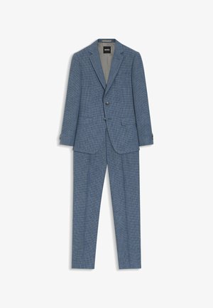 Completo blu in tessuto strutturato composto da blazer con rever a lancia e due bottoni, abbinato a pantaloni dritti dello stesso tessuto.