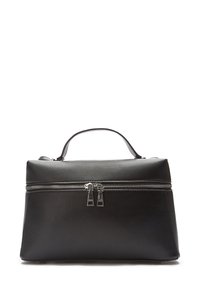 Čierna kožená kabelka s jedným uchom na vrchu a strieborným dvojitým zipsom cez hornú prednú časť.