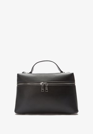 Crna kožna torba s jednim ručkom na vrhu i srebrnim dvojnim patentnim zatvaračem preko gornjeg prednjeg dijela.