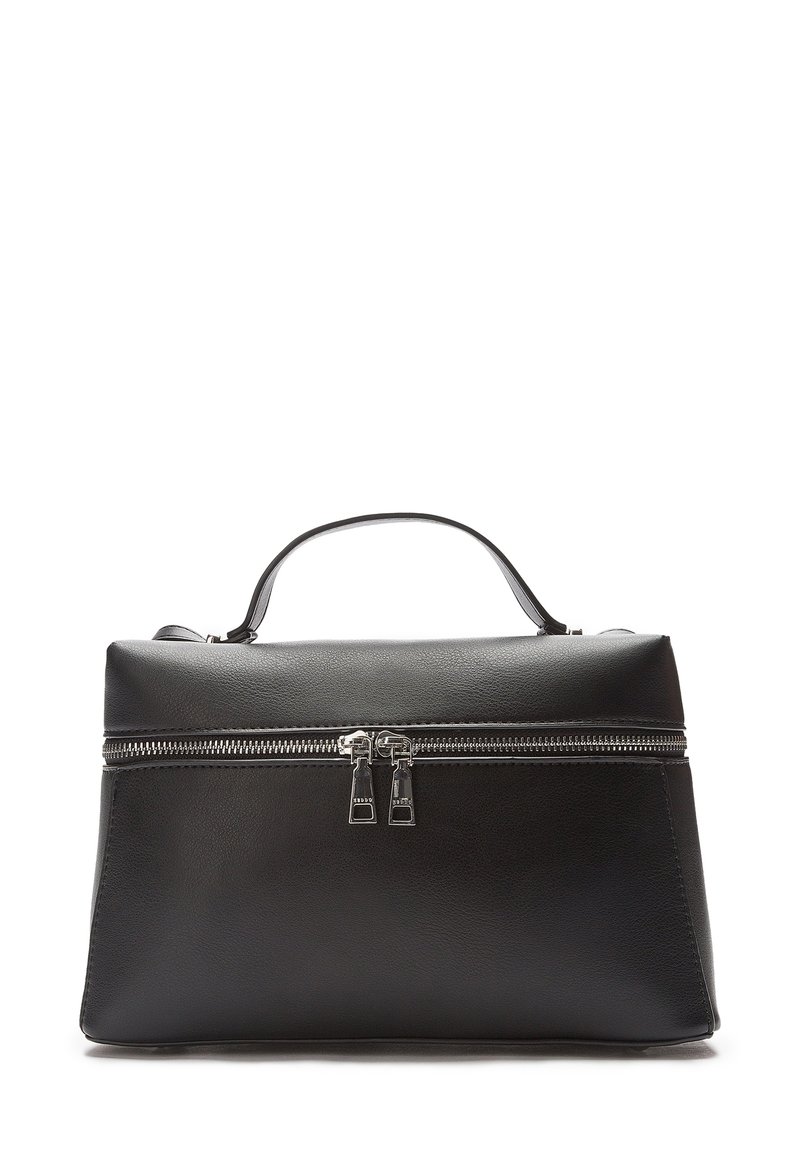 Čierna kožená kabelka s jedným uchom na vrchu a strieborným dvojitým zipsom cez hornú prednú časť.