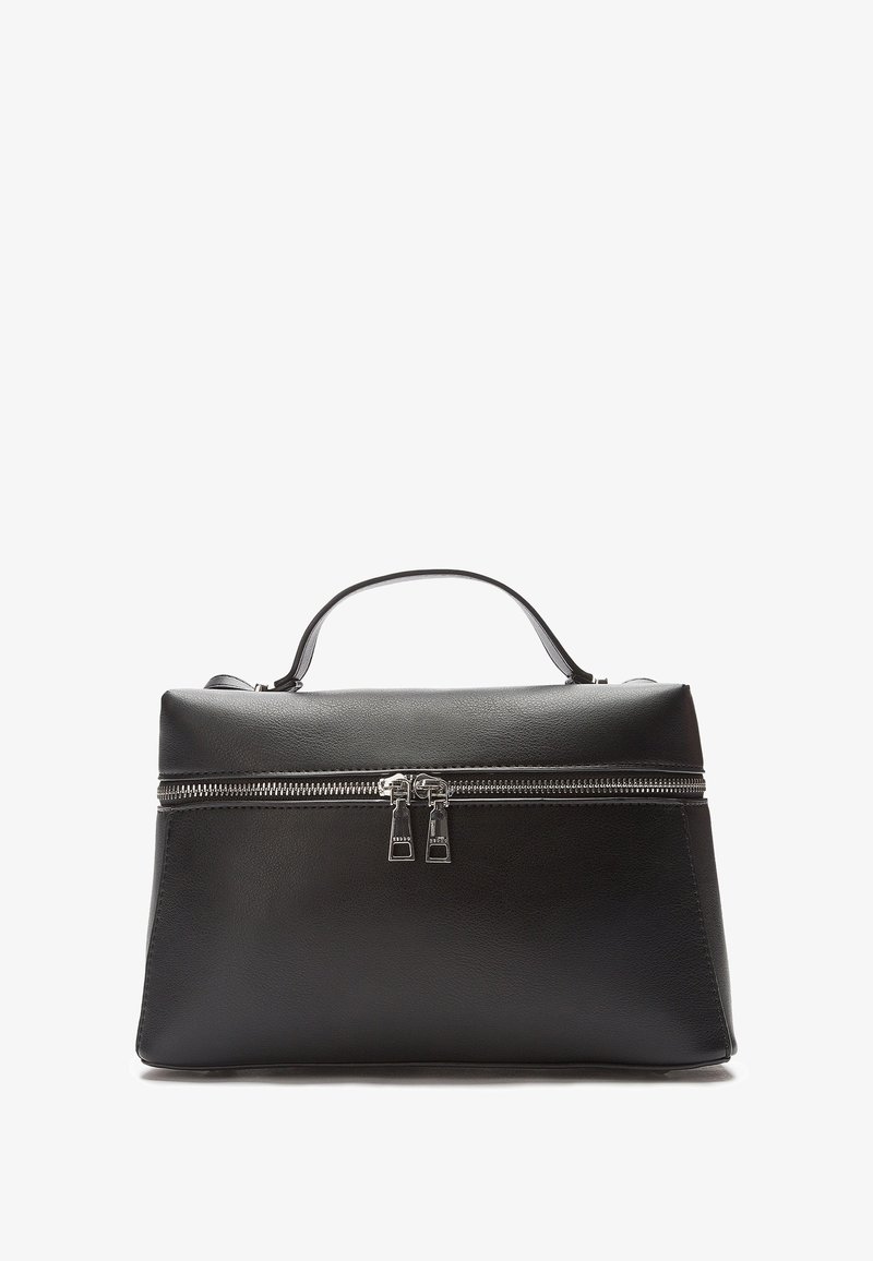 Crna kožna torba s jednim ručkom na vrhu i srebrnim dvojnim patentnim zatvaračem preko gornjeg prednjeg dijela.