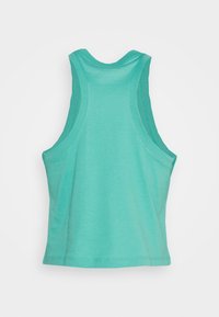 Türkise ärmellose Racerback-Tanktop mit sichtbaren Nähten auf einem schlichten weißen Hintergrund.