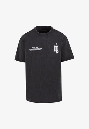 Juodas medvilninis marškinėlis su apvalia kaklo iškarpa, trumpomis rankovėmis ir balta grafinėmis užrašais priekyje. Nusidėvėjęs tekstūros efektas suteikia gylio.