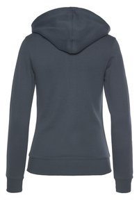 Sudadera con capucha de tela gris oscuro, que presenta mangas largas, puños y dobladillo acanalados, textura suave, con una costura central en la parte posterior.
