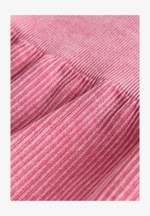 Ribatud kudum pehmes roosas, millel on tekstureeritud pind vertikaalsete triipudega. Õrnad värvitoonide variatsioonid lisavad materjalile sügavust.