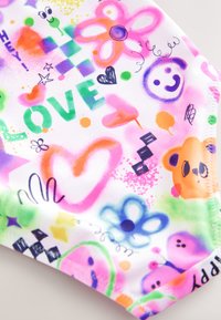 Kleurige zwemkleding met een witte ondergrond en diverse speelse bedrukkingen, waaronder bloemen, hartjes en smileys in levendige tinten.
