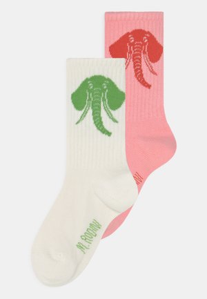 Meias em mistura de algodão, uma branca com desenho de elefante verde e uma rosa com desenho de elefante vermelho. Textura canelada na parte superior, padrões divertidos.