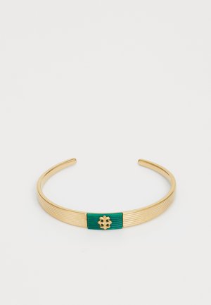 Bracelet en or avec des rainures horizontales, comprenant une section centrale en émail vert et un petit emblème croix décoratif en or.