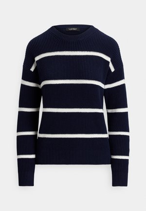 Granatowy sweter z dzianiny z poziomymi białymi paskami, prążkowaną fakturą, okrągłym dekoltem i opadającymi ramionami.