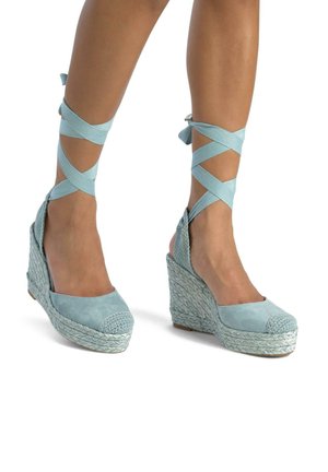 Himmelblaue Espadrille-Wedgesandalen mit überkreuzten Stoffriemen, strukturiertem, gewebtem Juteabsatz und einer abgerundeten Spitze mit einem gestrickten Akzent.