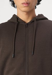 Jack & Jones JJEBRADLEY ZIP HOOD - Majica s kapuljačom i patentnim zatvaračem - mulch