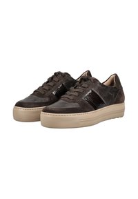 Des baskets en suède brun présentent une rayure noire brillante, un bout rond et une semelle en caoutchouc beige épaisse avec des détails texturés. Fermeture à lacets.