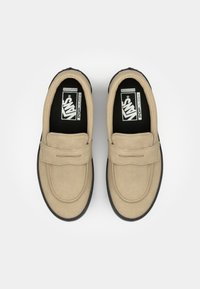 Beige velúr Vans slip-on cipők, fekete talppal és párnázott béléssel, felülről nézve, fehér háttéren.
