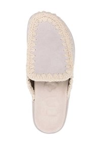 Pantofole scivolose in suede beige con punta rotonda, bordo testurizzato e dettaglio intrecciato lungo la parte superiore. Suola morbida e design leggero.