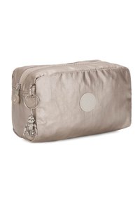Metallic beige kosmetikpose med rektangulær form, lynlåslukning, læderdetalje og sølv nøglering vedhæng. Glat tekstur.