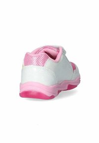 Sneaker bianco e rosa con parte posteriore in rete, collo imbottito e suole testurizzate. Chiusura con strappo e accenti rosa in contrasto.