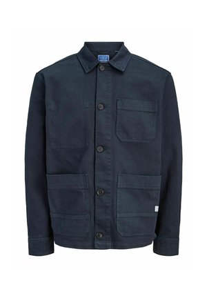 Mørkeblå skjortejakke med fire forlommer, lange ærmer og en standardkrave.