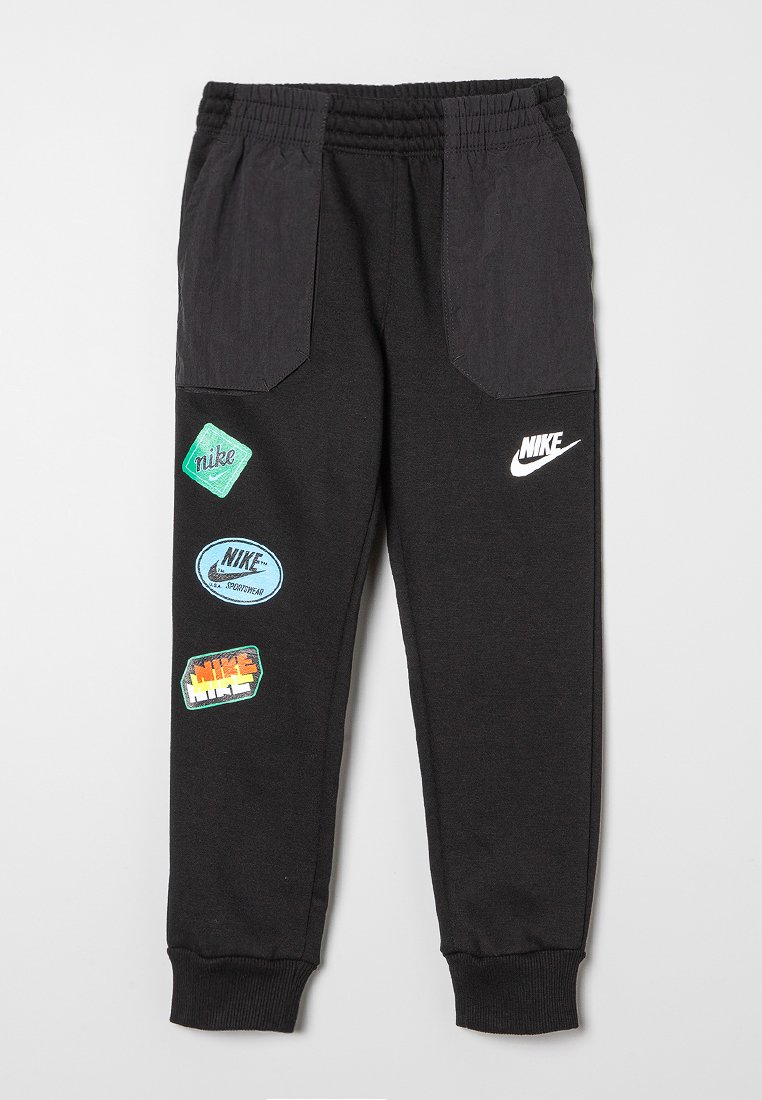 Pantalones de chándal negros hechos de una mezcla de algodón, que cuentan con dos diseños de bolsillos, cinturilla elástica y múltiples parches de color con la marca "Nike".
