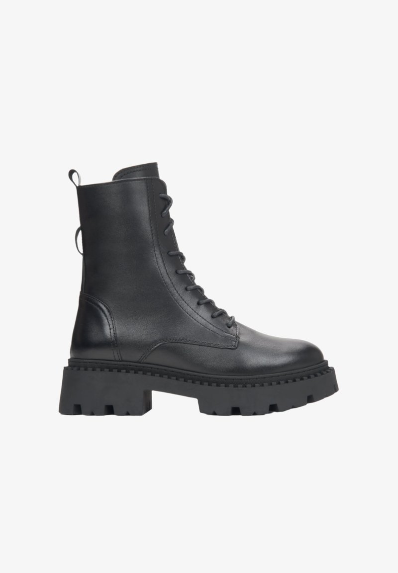 Czarne skórzane botki za kostkę z wiązaniem z przodu, grubą podeszwą i wzmocnionym obcasem. Gładka faktura i minimalistyczne detale w designie.