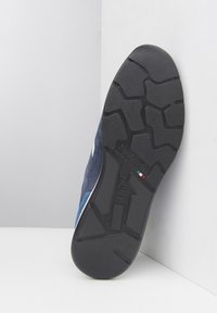 Scarpa in suede blu navy con suola in gomma nera, caratterizzata da un battistrada testurizzato e dettagli bianchi. Logo impresso e dettaglio "LIGHT" visibile.