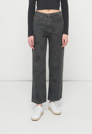 CLASSIC - Φαρδύ τζιν - strange mix up