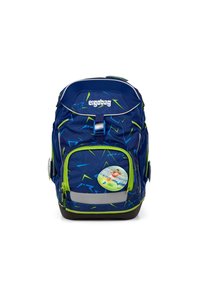 Marineblaue Rucksack mit grünen Akzenten, geometrischem Muster, Fronttasche, reflektierendem Streifen und einem runden Abzeichen mit einem Fußballspieler.
