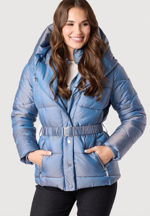Lichtblauwe pufferjack met een capuchon, een ceintuurlijn in de taille en met ritszakken. De stof heeft een glanzende afwerking en een gequilt patroon.