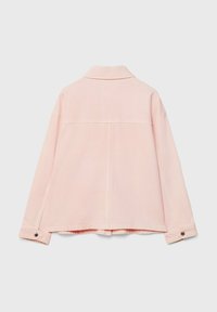 Chaqueta de mezclilla rosa, corte relajado, con puños de botón, detalle en la costura del yugo trasero, con costuras visibles y tejido texturizado.