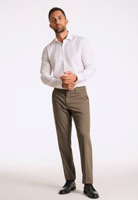 Lindbergh TECHNICAL STRETCH COMBI - Pantaloni eleganti - dk sand mel
