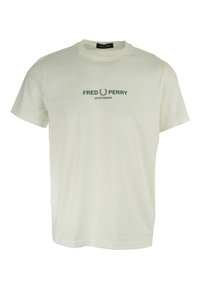 Hvid bomulds t-shirt med korte ærmer, prydet med et grønt "FRED PERRY" logo og "SPORTSWEAR" tekst på brystet. Klassisk crew neck design.