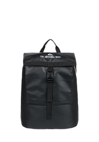 Čierny vodotesný batoh s rolovacím dizajnom, so zapínaním na prednej strane pomocou pracky a logom Quiksilver. Hladká textúra a minimalistický štýl.