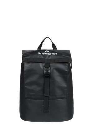 Čierny vodotesný batoh s rolovacím dizajnom, so zapínaním na prednej strane pomocou pracky a logom Quiksilver. Hladká textúra a minimalistický štýl.