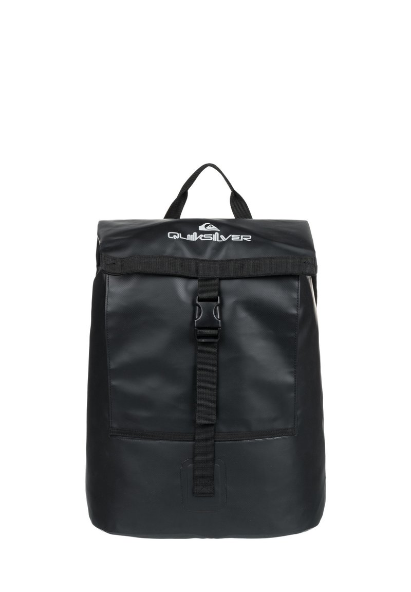 Čierny vodotesný batoh s rolovacím dizajnom, so zapínaním na prednej strane pomocou pracky a logom Quiksilver. Hladká textúra a minimalistický štýl.