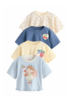Négy rövid ujjú gyermekpóló: krémszínű kis gyümölcsmintával, kék cseresznye folttal, világos sárga almával folttal és kék csíkos, lányt ábrázol, aki süteményt tart.