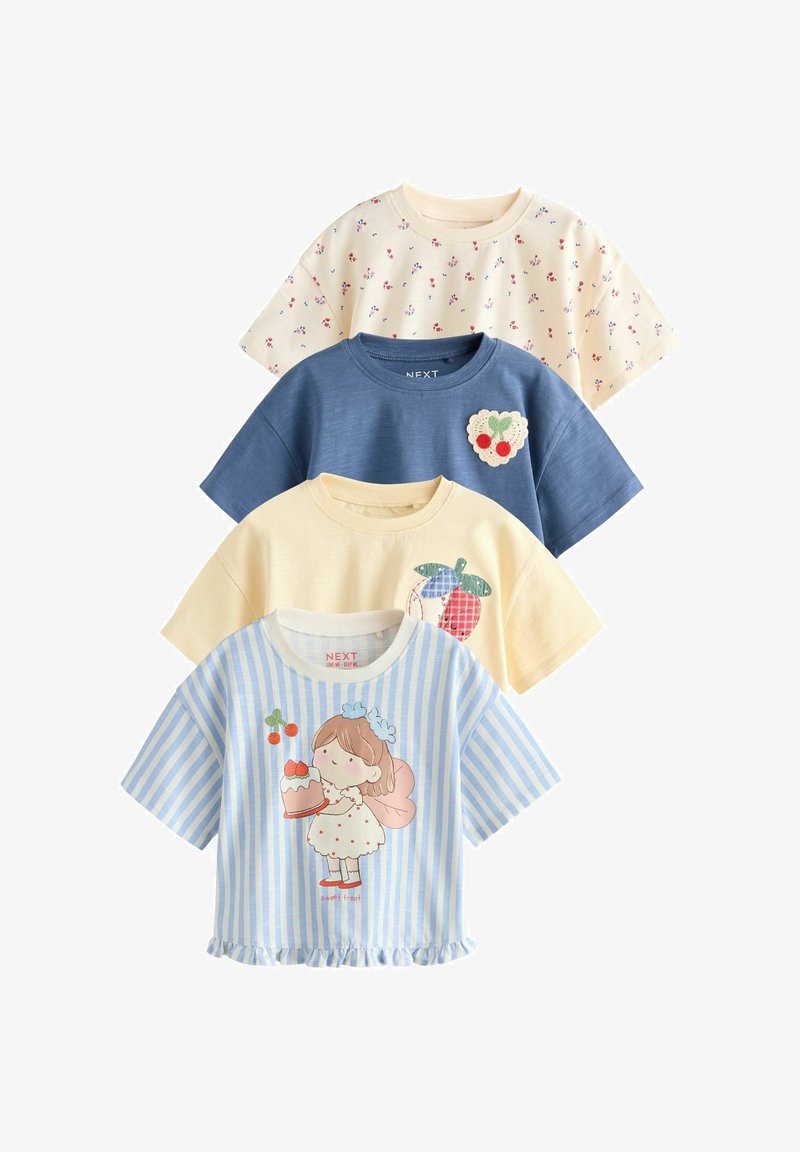 Quatre chemises manches courtes pour enfants : crème avec petit imprimé fruité, bleu avec patch cerise, jaune clair avec patch pomme, et rayé bleu avec une fille tenant un gâteau.