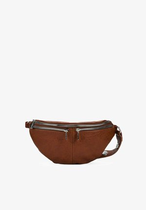 Riñonera de cuero marrón con un acabado texturizado, que presenta dos cremalleras plateadas y una correa lateral con acentos decorativos de hardware.