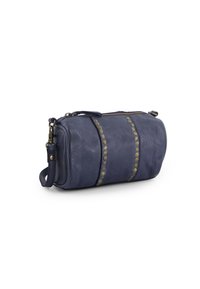 Navyblaue lederne zylindrische Tasche mit doppelten Reihen aus Messingnieten, Reißverschluss und abnehmbarem Handgelenkriemen auf weißem Hintergrund.