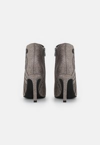 Marco Tozzi BY GUIDO MARIA KRETSCHMER - High Heel Stiefelette - taupe metallic