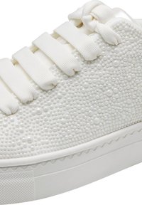 Sneaker bianco con superficie testurizzata arricchita da piccole perline tonde, lacci piatti e suola in gomma liscia con un sottile motivo.