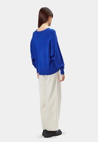 INFLUENCER CENTRAL CABLE PULL - Jersey de punto - royal