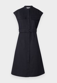 Tamno mornarica haljina s kratkim rukavima, uvučenog struka, s dva džepa na prsima i prednjim kopčanjem na dugmad. Glatka tkanina s krojem koji se dobro prilagođava.
