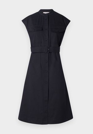 Robe chemise bleu marine foncé avec manches courtes, taille ceinturée, deux poches poitrine et fermeture à boutons sur le devant. Tissu lisse avec une coupe ajustée.
