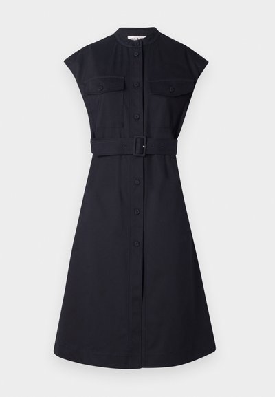 Dunkelmarineblaues Hemdkleid mit kurzen Ärmeln, taillierter Taille, zwei Brusttaschen und durchgehender Knopfleiste. Glattes Material mit taillierter Passform.