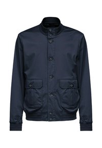 Giacca leggera blu navy con colletto alto, bottoni frontali e due tasche laterali. Realizzata in tessuto liscio con una finitura texturizzata.